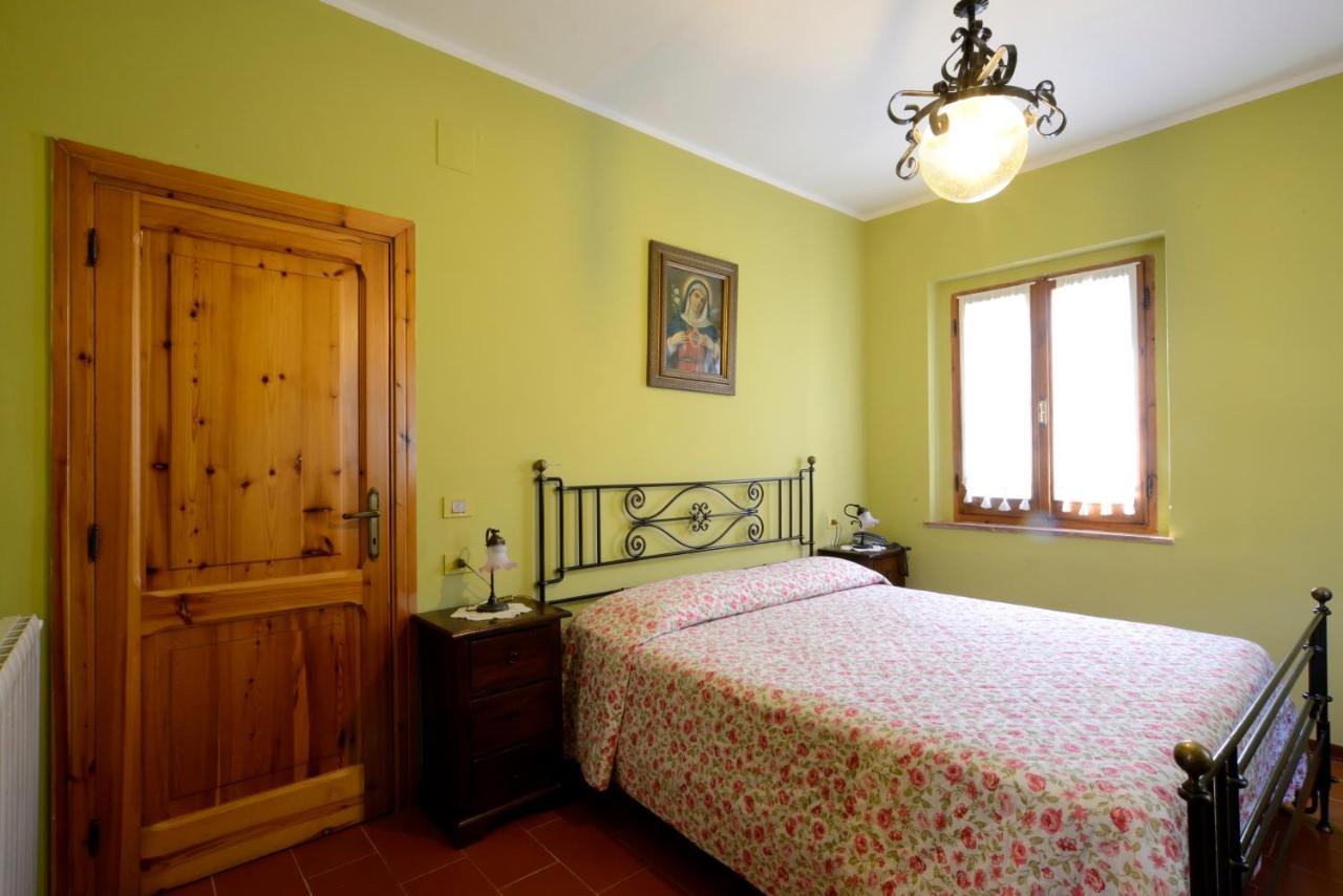 Gasthaus Le Querce Di Assisi Piano Delle Pieve Exterior foto