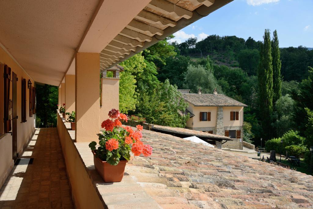 Gasthaus Le Querce Di Assisi Piano Delle Pieve Exterior foto