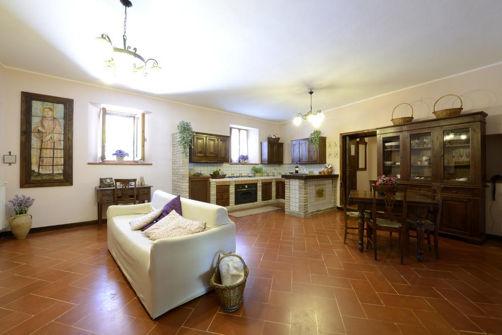 Gasthaus Le Querce Di Assisi Piano Delle Pieve Exterior foto